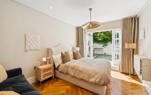 3 bed property in Farrier Walk, London